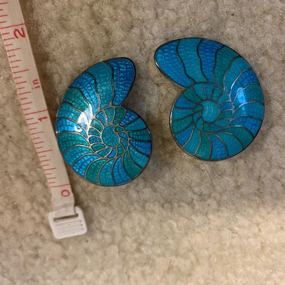 Metal nautilus shell pierced earrings - Picture 2 of 5
